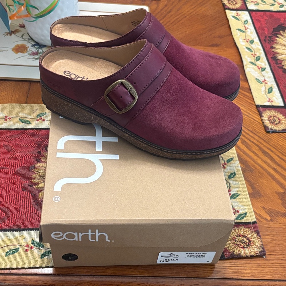 New in box Earth  shoe plum clog size 10 M